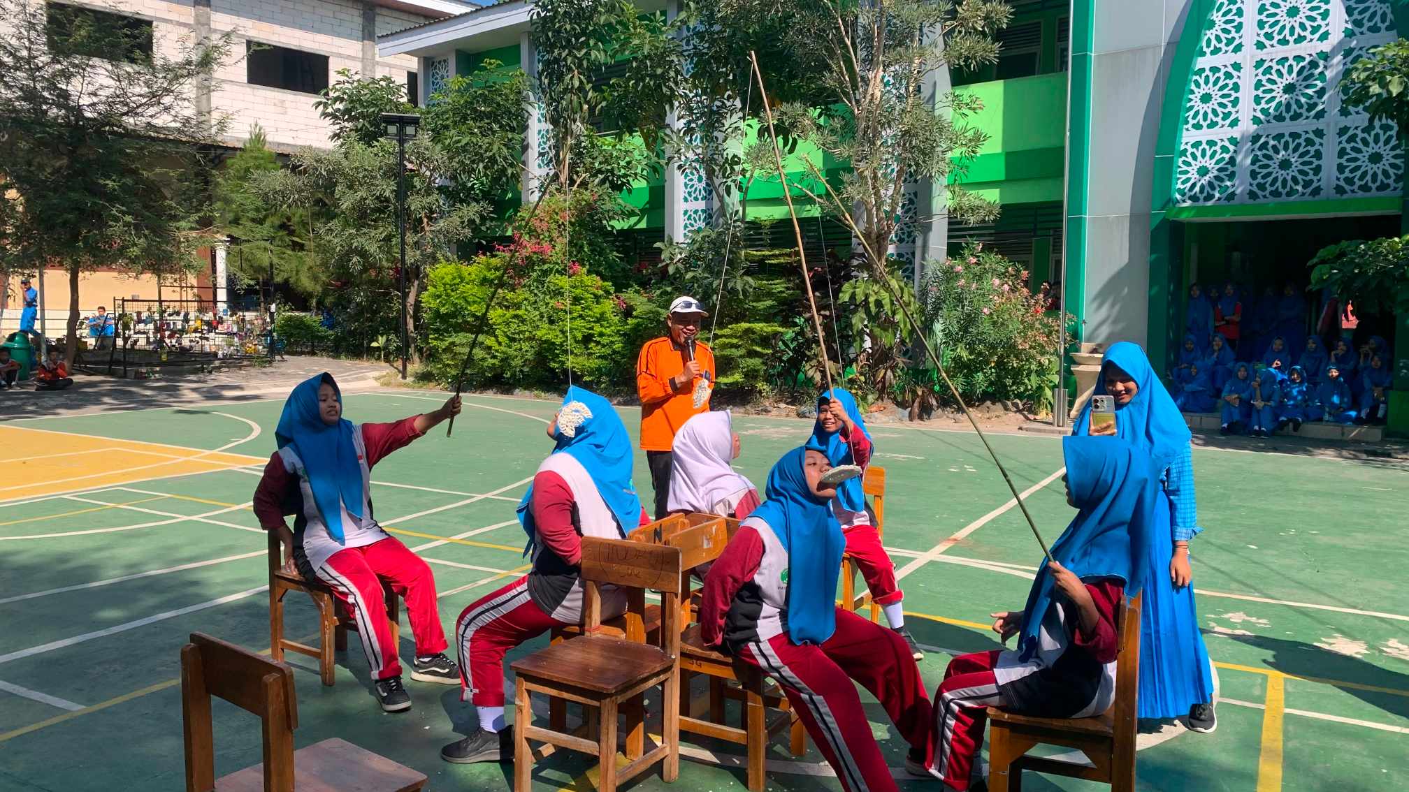 You are currently viewing Semarak Kemerdekaan, MTsN 2 Pasuruan Gelar Lomba Ketangkasan dan Kekompakan