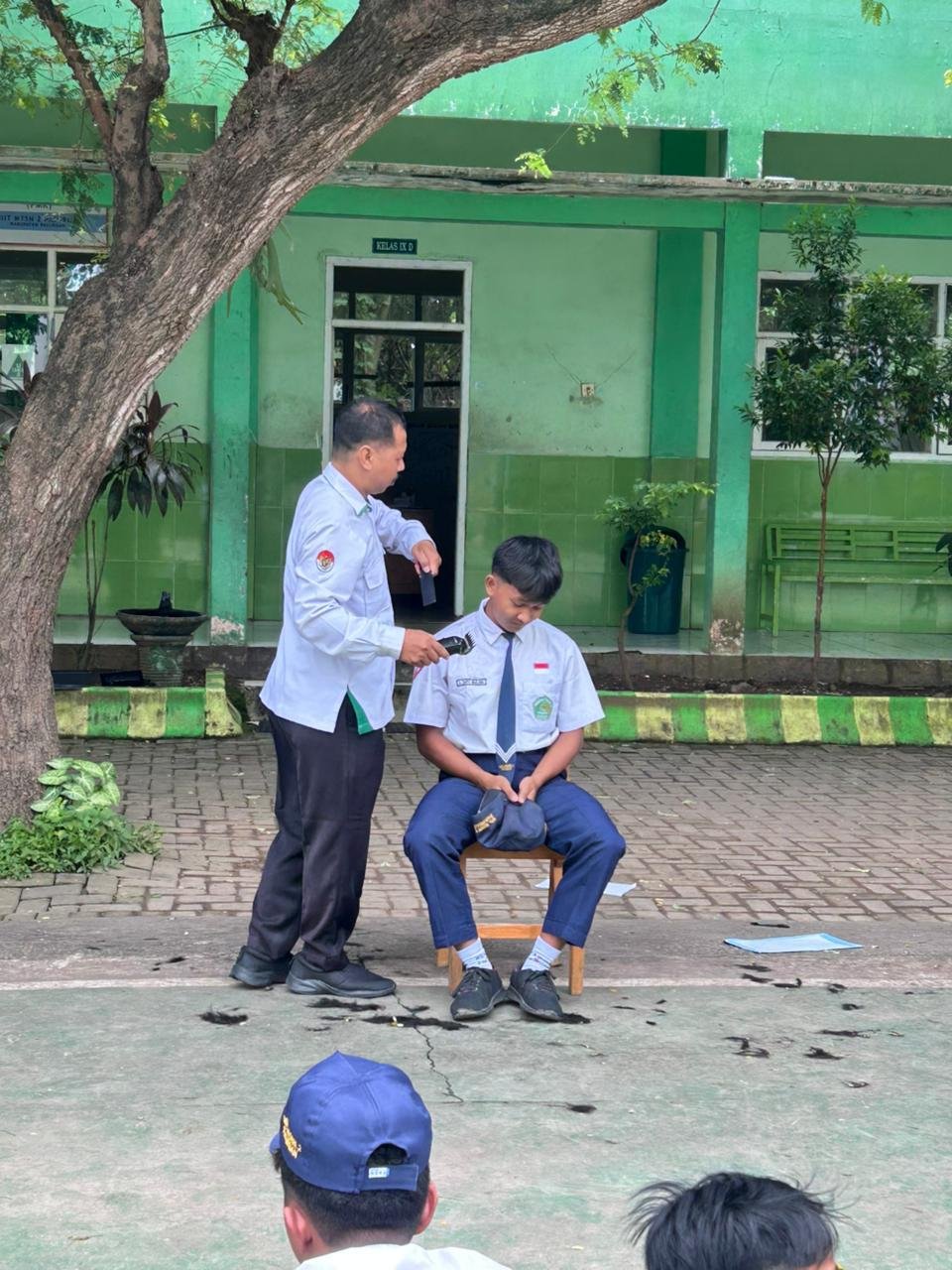 You are currently viewing Tegakkan Disiplin, MTsN 2 Pasuruan Rutin Gelar Penertiban Rambut dan Atribut Siswa Usai Upacara Senin oleh Tim Tata Tertib ( MOH. NUR KHOIRUDDIN, S.Pd.I )