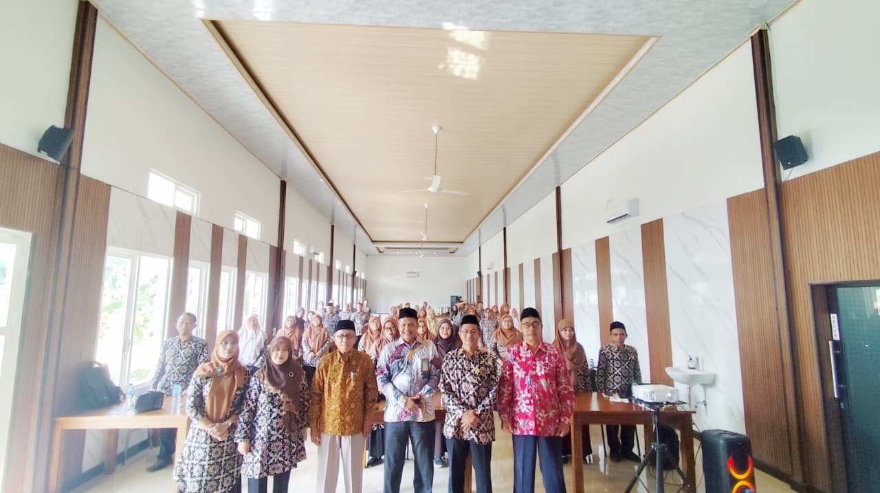 You are currently viewing Akselerasi Madrasah Piloting, MTsN 2 Pasuruan Gelar Bimtek Kurikulum Berbasis Cinta.